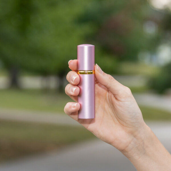 Idealny gaz pieprzowy dla Kobiet!  Sabre Lipstick Pepper Spray, w różowym opakowaniu przypominającym szminkę. Dzięki swoim niewielkim rozmiarom łatwo go zmieścisz w torebce lub kieszeni płaszcza, bluzy albo spodni.